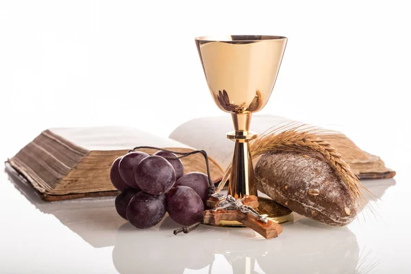 Açılan Holy Bible Altın Chalice Üzüm Ekmek Tahta Haç Ile — Stok fotoğraf