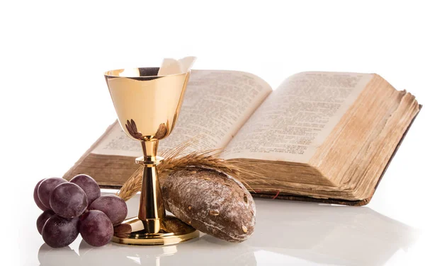 Christelijke Samenstelling Met Gouden Kelk Bos Van Druiven Brood Kruisbeeld — Stockfoto