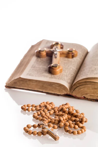 Christliche Komposition Mit Heiliger Bibel Mit Großem Holzkreuz Und Hölzernem — Stockfoto