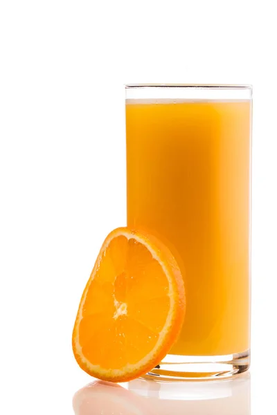 分離ホワイト バック グラウンド近くのオレンジ スライスでのオレンジ ジュースのガラス — ストック写真