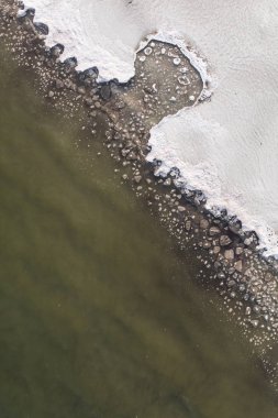 Sahilde buz erime havadan görünümü. Tuhaf desen buz blokları yeşil su.