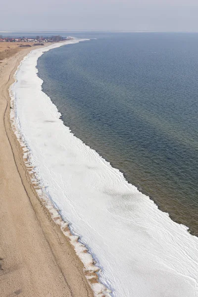 해변에서 얼음이 녹는의 전망입니다 얼음의 — 스톡 사진
