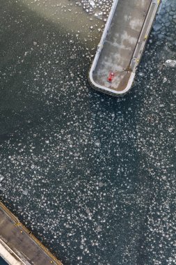 kış zamanında limanının havadan görünümü 