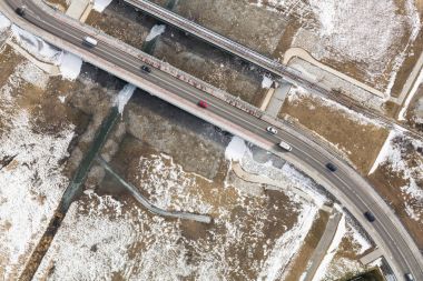 Köprüde araba ile yol havadan görünümü