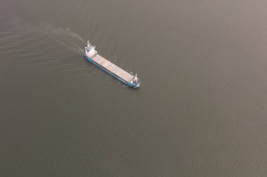 Kışın tanker ile limanının havadan görünümü