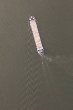 Kışın tanker ile limanının havadan görünümü