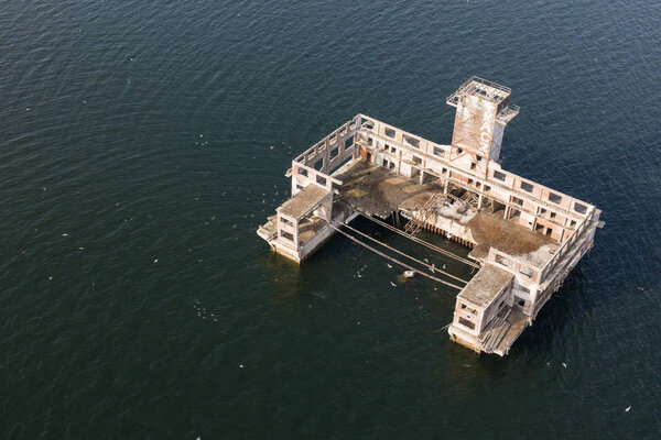 воздушный вид заброшенного здания в воде
