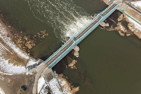 水の流れの下で橋の空撮 — ストック写真
