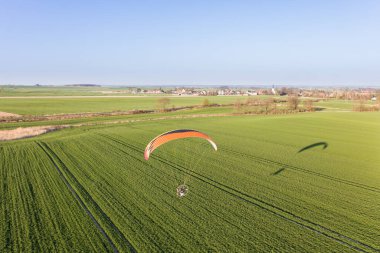 Alan üzerinde hava görünümü paraglider