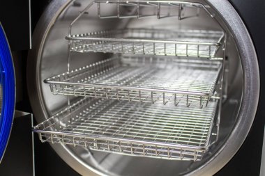 Otoklav, maşa manikür tıbbi bir otoklav arka plan üzerinde tıbbi aletleri sterilize