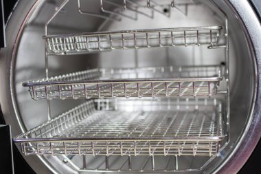 Otoklav, maşa manikür tıbbi bir otoklav arka plan üzerinde tıbbi aletleri sterilize