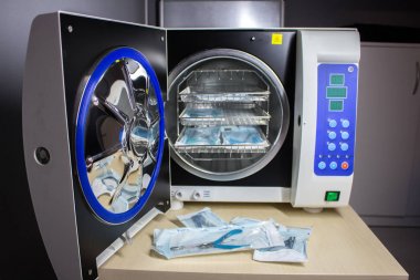 Otoklav, maşa manikür tıbbi bir otoklav arka plan üzerinde tıbbi aletleri sterilize