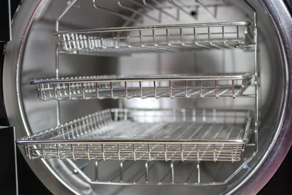 Otoklav, maşa manikür tıbbi bir otoklav arka plan üzerinde tıbbi aletleri sterilize