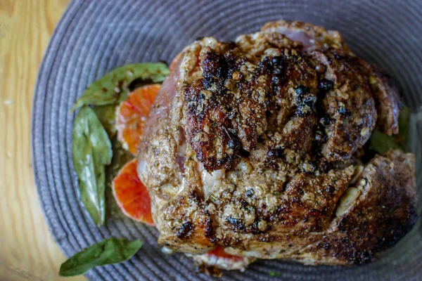 Gebratener Schinken Mit Orangenscheiben Und Gemüse Gebackenes Fleisch Mit Orangenfrüchten — Stockfoto