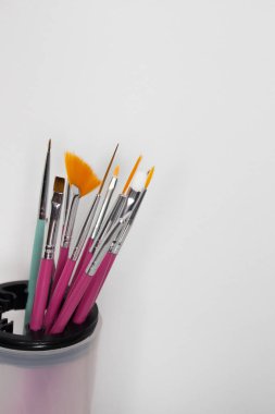 Sanat fırçalar beyaz zemin üzerine çivi. Manikür sanat