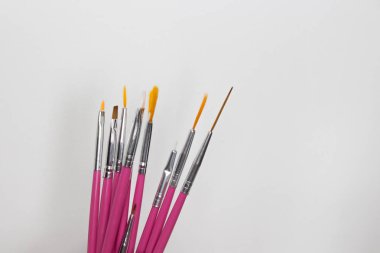 Sanat fırçalar beyaz zemin üzerine çivi. Manikür sanat
