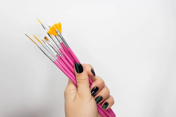 Sanat fırçalar beyaz zemin üzerine çivi. Manikür sanat