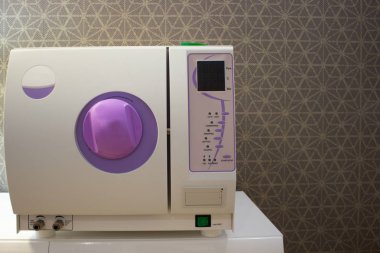 Otoklav içinde tıp aletleri sterilize. Steril tıbbi aletleri çalışmaktan Temizleme için donatım