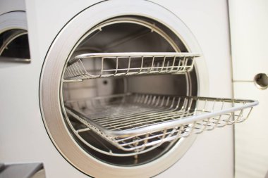 Otoklav içinde tıp aletleri sterilize. Steril tıbbi aletleri çalışmaktan Temizleme için donatım