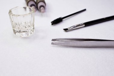 Kaşları ve kirpikleri boyamak için kına. Kınayla boyama.