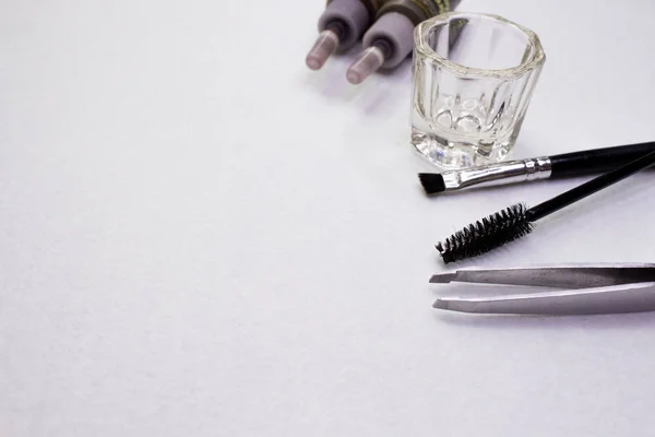 Kaşları ve kirpikleri boyamak için kına. Kınayla boyama.