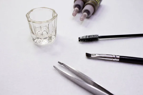 Kaşları ve kirpikleri boyamak için kına. Kınayla boyama.