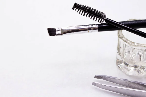 Kaşları ve kirpikleri boyamak için kına. Kınayla boyama.