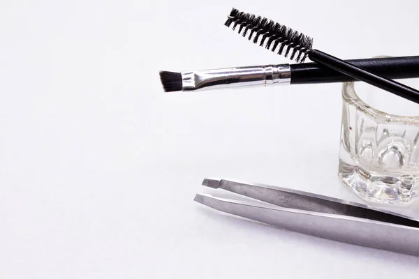 Kaşları ve kirpikleri boyamak için kına. Kınayla boyama.