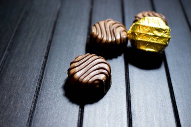 Çikolata ve cevizli şekerleme ile çeşitli tatlandırıcılar. El yapımı çikolatalar. Gerçekçi çikolata seti, lezzetli tatlı deseni..