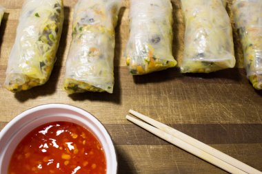 Vietnam börekleri pirinç kağıdında, geleneksel Vietnam usulü kızarmış bahar börekleri, Çin yemeği börekleri