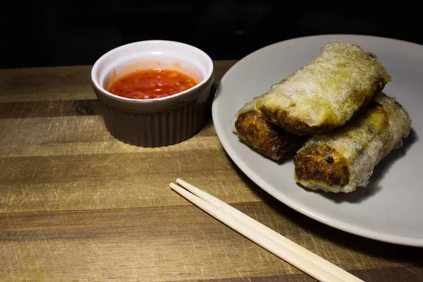 Vietnam börekleri pirinç kağıdında, geleneksel Vietnam usulü kızarmış bahar börekleri, Çin yemeği börekleri