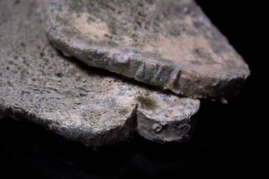 Siyah arka planda küflü beyaz ekmek. Siyah bir masada küflü ekmek dilimi