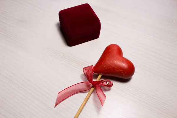 Sevgililer Günü geçmişi. Sevgililer Günü konsepti, kadınlar günü. Benimle evlenir misin? Kırmızı hediye kutusu