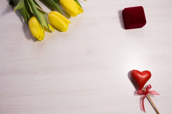 Beyaz ahşap arka planda çiçek lalesi. Hediye kutusu. Sarı lale çiçeklerinden bir buket. Sevgililer Günü geçmişi. Sevgililer Günü konsepti, kadınlar günü. Benimle evlenir misin?.
