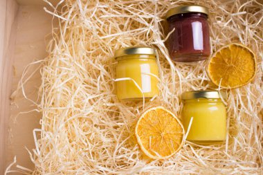 Ahşap zeminde cam kavanozda bal var. Temiz cam kavanozlarda taze bal ile arka plan.