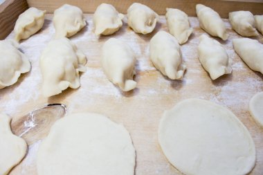 Ulusal Rus mutfağı. Pierogi veya pyrohy, vareniki, güvertede süzme peynir ve patatesle servis edilir. El yapımı un hamurundan yapılmış çiğ hamur köftesi.