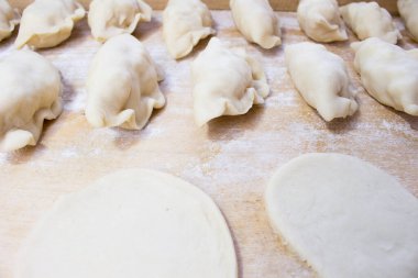 Ulusal Rus mutfağı. Pierogi veya pyrohy, vareniki, güvertede süzme peynir ve patatesle servis edilir. El yapımı un hamurundan yapılmış çiğ hamur köftesi.