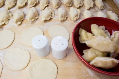 Ulusal Rus mutfağı. Pierogi veya pyrohy, vareniki, güvertede süzme peynir ve patatesle servis edilir. El yapımı un hamurundan yapılmış çiğ hamur köftesi.