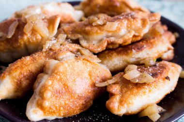 Ulusal Rus mutfağı. Pierogi veya pyrohy, vareniki, güvertede süzme peynir ve patatesle servis edilir. El yapımı un hamurundan yapılmış çiğ hamur köftesi.