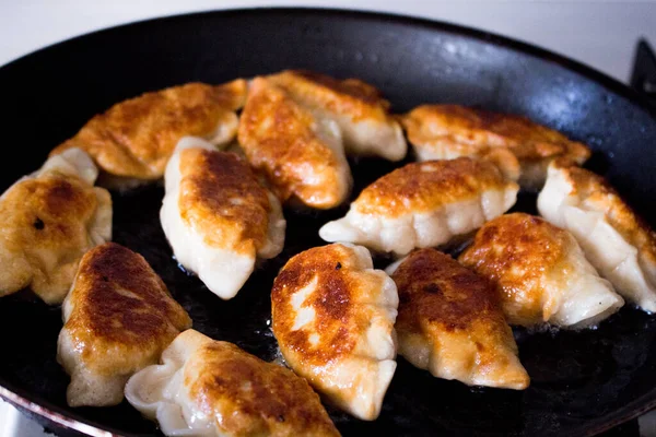 러시아 피에로 Pierogi Pyrohy Vareniki 요리용 치즈와 감자를 올랐다 손으로 — 스톡 사진