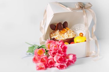 Hediye kutusu için mutlu bir Paskalya davranır