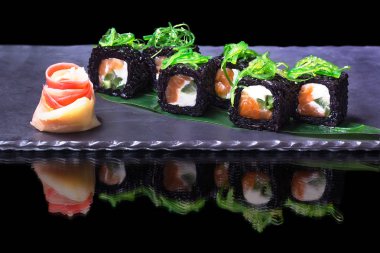 Yansıması ile siyah bir zemin üzerine siyah rulo