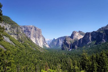 Bridalveil Falls, yarım kubbe ve El Capitan tünel görünümünde, Yosemite Vadisi Milli Parkı