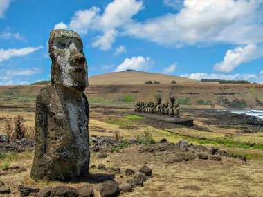 Şili 'deki Ahu Tongariki' deki Paskalya Adası 'ndaki Moai heykelleri.