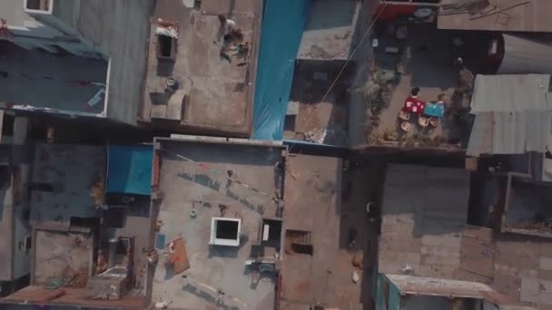 Szczęśliwe Dziecko Wita Starcie Drone Nad Blokiem Slumsów Mieście Krematorium — Wideo stockowe