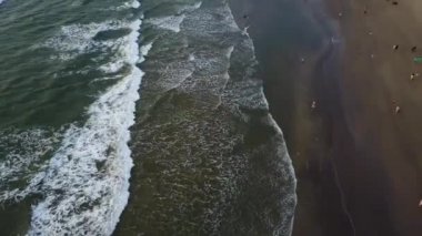 Sabah sahilde. Deniz ve plaj şafakta kıyı şeridi boyunca dron bir uçuş. Hindistan, Goa, Arambol.