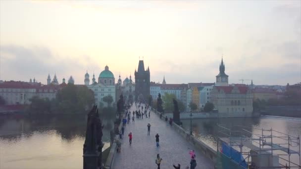 Voo Drone Acima Ponte Charles Panorama Centro Cidade Pôr Sol — Vídeo de Stock