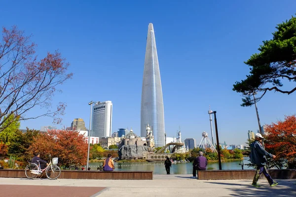 Seul gökyüzü ve Lotte World eğlence parkı