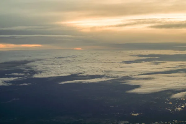 Lever du soleil au-dessus des nuages — Photo