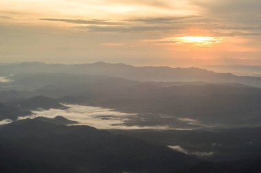 Bulutların üzerinde gündoğumu